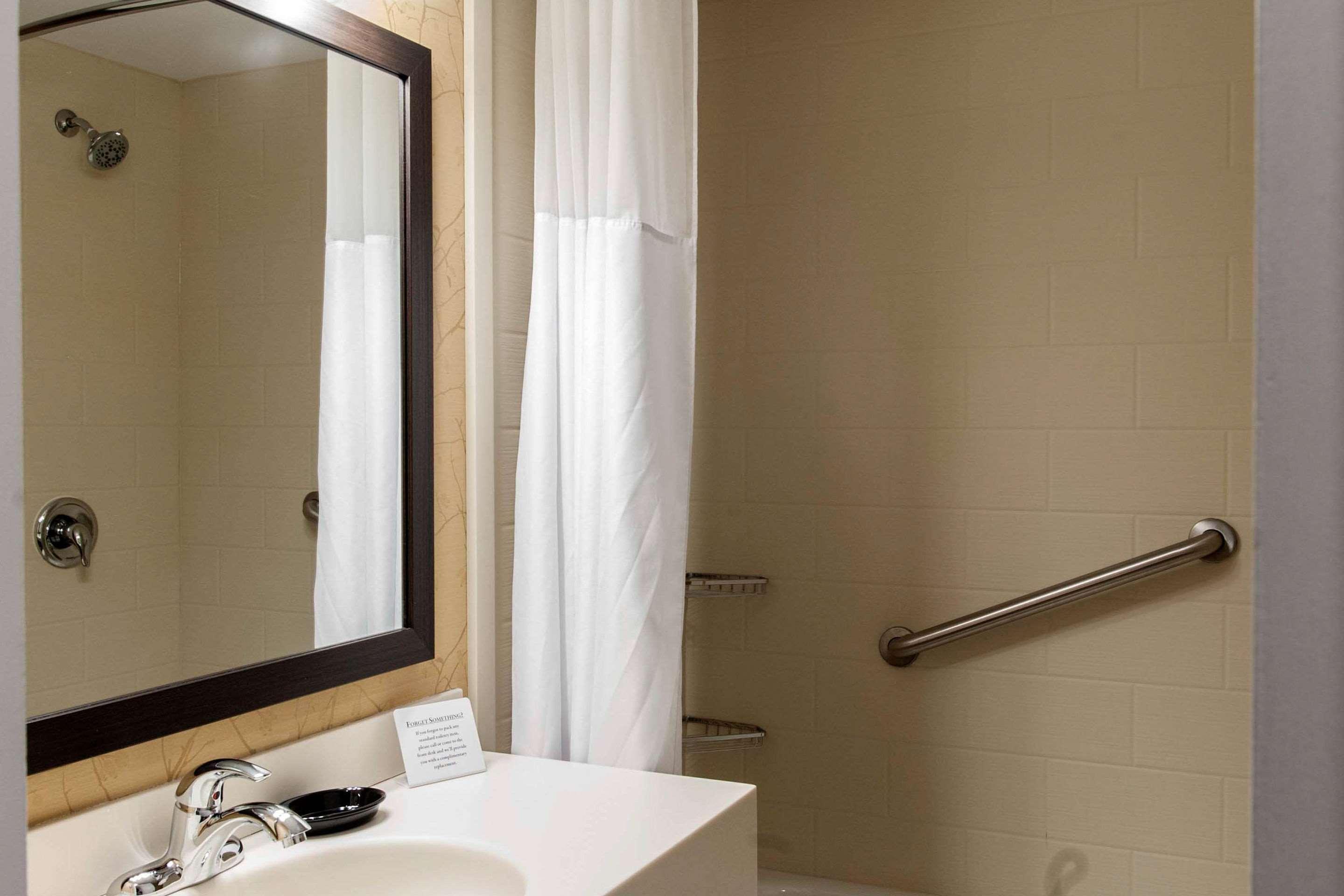 Quality Hotel & Suites Гандер Экстерьер фото