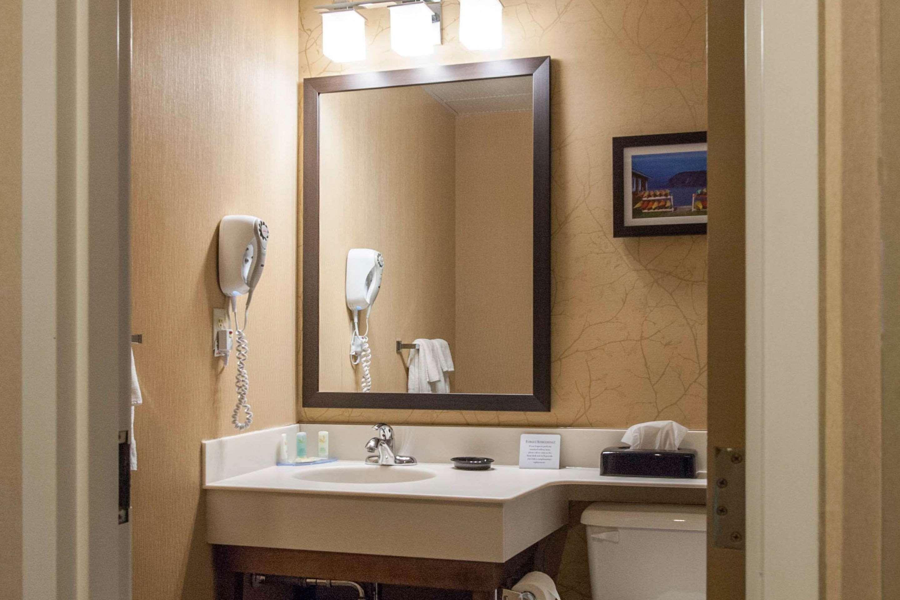 Quality Hotel & Suites Гандер Экстерьер фото