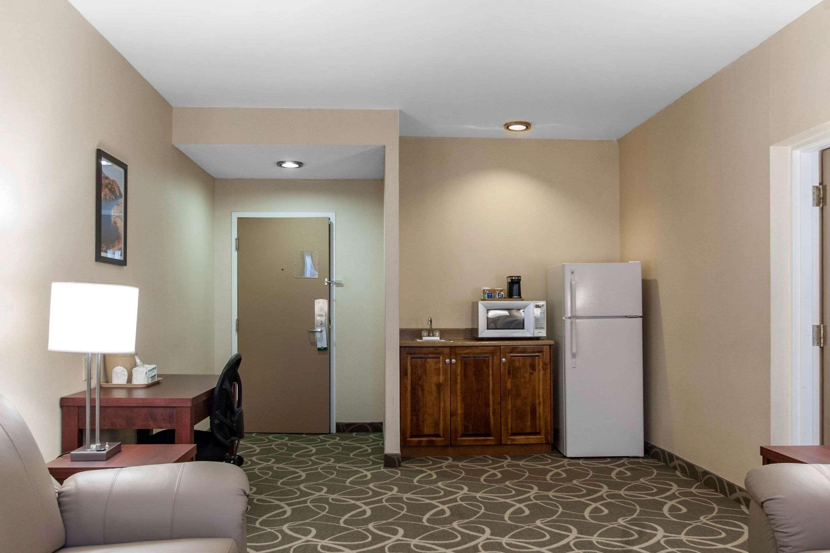 Quality Hotel & Suites Гандер Экстерьер фото
